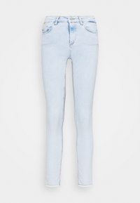 Jeans skinny de denim azul claro con cintura alta, cinco bolsillos y dobladillo deshilachado. Textura suave y ajuste ceñido en toda la prenda.