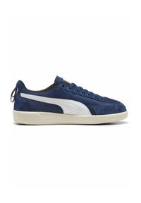 Marineblå suedestøvle med hvide detaljer, flade snørebånd, gummisål og en løkke ved hælen for nem påtagning. Klassisk low-top design.