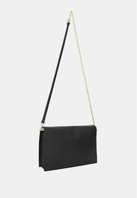 Borsa a pochette nera in pelle con una texture liscia, dotata di una tracolla a catena dorata e di una forma rettangolare. Design minimalista, apertura superiore.