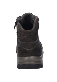 Stivaletto alla caviglia in suede marrone scuro con una finitura testurizzata, chiusura con zip, colletto imbottito e suola in gomma. Presenta cuciture decorative sui lati.