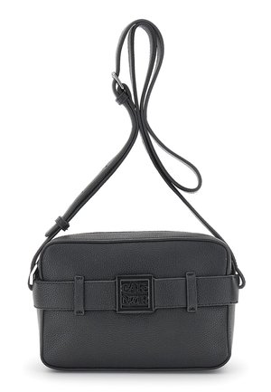 Czarna teksturowana skórzana torebka na ramię z regulowanym paskiem i kwadratową metalową plakietką z logo "Café Noir" z przodu.