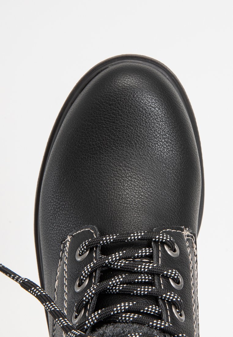 Schwarzer Lederstiefel mit abgerundetem Zehenbereich, textilen Schnürsenkeln, metallischen Ösen und weißen Nähakzenten. Glatte Textur, minimalistisches Design.