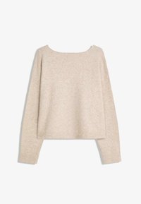 Beige mjuk stickad tröja med långa ärmar, ribbade muddar och nederkant, samt en bred rund halsringning.