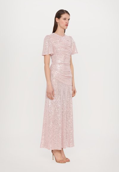 Roze paillettenjurk met korte geplooide mouwen, getailleerd lijfje en vloeiende rok. Heeft een zachte glans en een gladde textuur.