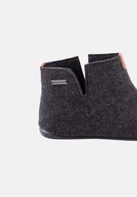 Grijze vilten pantoffels met een uitsnijdontwerp, leren accenten en een logo-etiket. Rondneus en platte rubberen zool voor comfort.