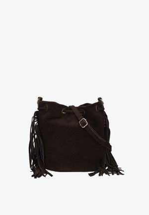 Bruine suede emmer tas met franjes, verstelbare schouderriem en metalen oogjes voor sluiting. Zachte textuur en eenvoudig ontwerp.