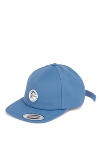 Lys blå cap lavet af tekstureret stof, med et rundt logo mærke på forsiden og en justerbar rem bagpå.