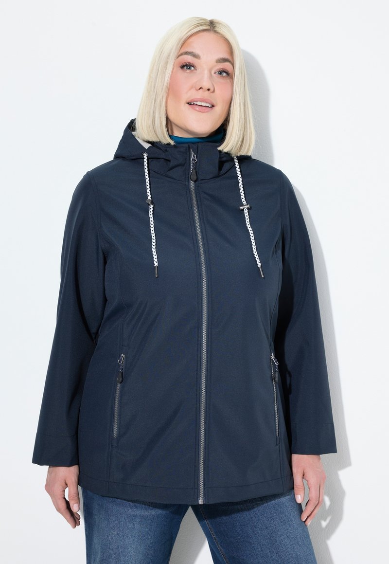 Veste imperméable marine avec capuche, présentant une fermeture éclair à l'avant, deux poches latérales et des cordons de serrage contrastants pour l'ajustement. Texture lisse.