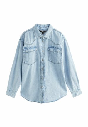 Chemise en denim bleu clair à manches longues, boutons-pression sur le devant, deux poches poitrine à rabat et col classique.