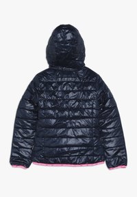 Námořnická puffer bunda s kapucí, se třpytivým povrchem, vodorovným prošíváním a růžovým logem na pase.