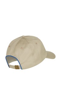 Beige honkbalpet met een blauwe accentvoering aan de achterkant, voorzien van ventilatie-oogjes, gestikt ontwerp en een verstelbare band.