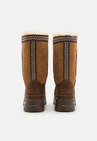 UGG CLASSIC TALL TRAILGAZER - Cizme de iarnă - chestnut