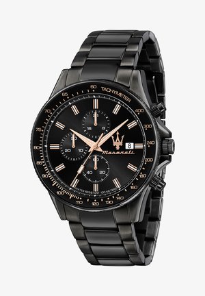 Zwarte chronograaf horloge met een roestvrijstalen band. Beschikt over een zwarte wijzerplaat, rosegouden accenten, drie sub-dials en een datumaanduiding. Waterbestendig tot 100 meter.
