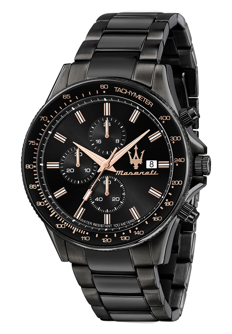 Zwarte chronograaf horloge met een roestvrijstalen band. Beschikt over een zwarte wijzerplaat, rosegouden accenten, drie sub-dials en een datumaanduiding. Waterbestendig tot 100 meter.