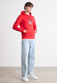 GANT PRINT HOODIE - Jersey con capucha - bright red