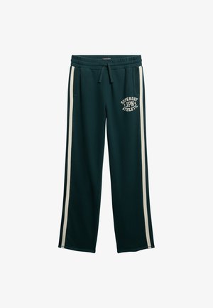 Mørkegrønne sweatpants med snor i taljen, udstyret med hvide sidelister og et trykt logo på låret. Blødt stof.