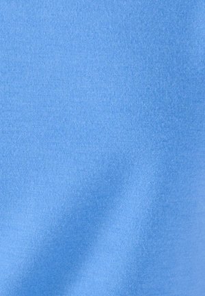 Primer plano de tela azul que muestra una textura de punto fino y una apariencia suave con ligeras arrugas y variaciones de color.