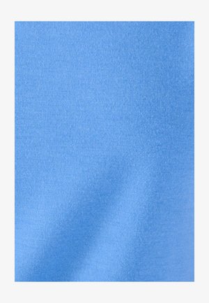Primer plano de tela azul que muestra una textura de punto fino y una apariencia suave con ligeras arrugas y variaciones de color.