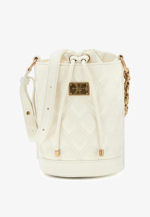Sac seau en cuir matelassé crème avec bandoulière réglable, fermeture à cordon, détail en chaîne dorée et plaque métallique logo Marciano Guess.