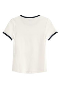 Witte T-shirt met korte mouwen en een ronde hals, met blauwe bies rond de kraag en de mouwuiteinden. Glad, effen stoftextuur.