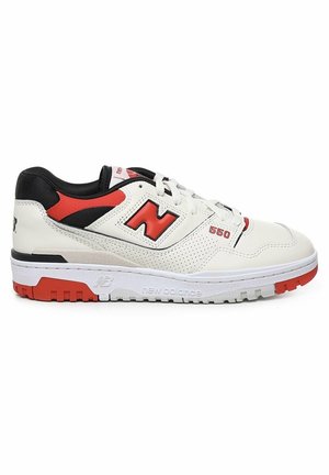 Läder- och nät-sneakers i vitt med svarta och röda accenter, har perforerade detaljer, rund tå och en texturerad gummisula.