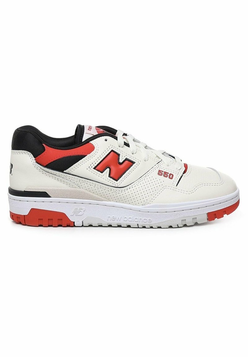 Läder- och nät-sneakers i vitt med svarta och röda accenter, har perforerade detaljer, rund tå och en texturerad gummisula.