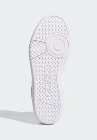 Bijela guma za tenisice s teksturiranom gumiranom površinom sa uzorcima u obliku cik-cak i krugova, utisnutim logotipom i glatkim dijelom pete.