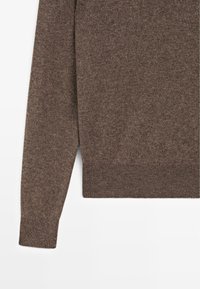 Brauner Strickpullover mit Rundhalsausschnitt, langen Ärmeln, gerippten Bündchen und Saum, aus einem strukturierten, weichen Material.