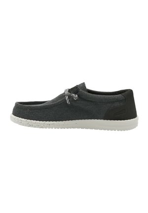 Scarpa casual slip-on grigio scuro con suola bianca maculata e lacci decorativi bicolore sul lato, vista dal lato esterno.