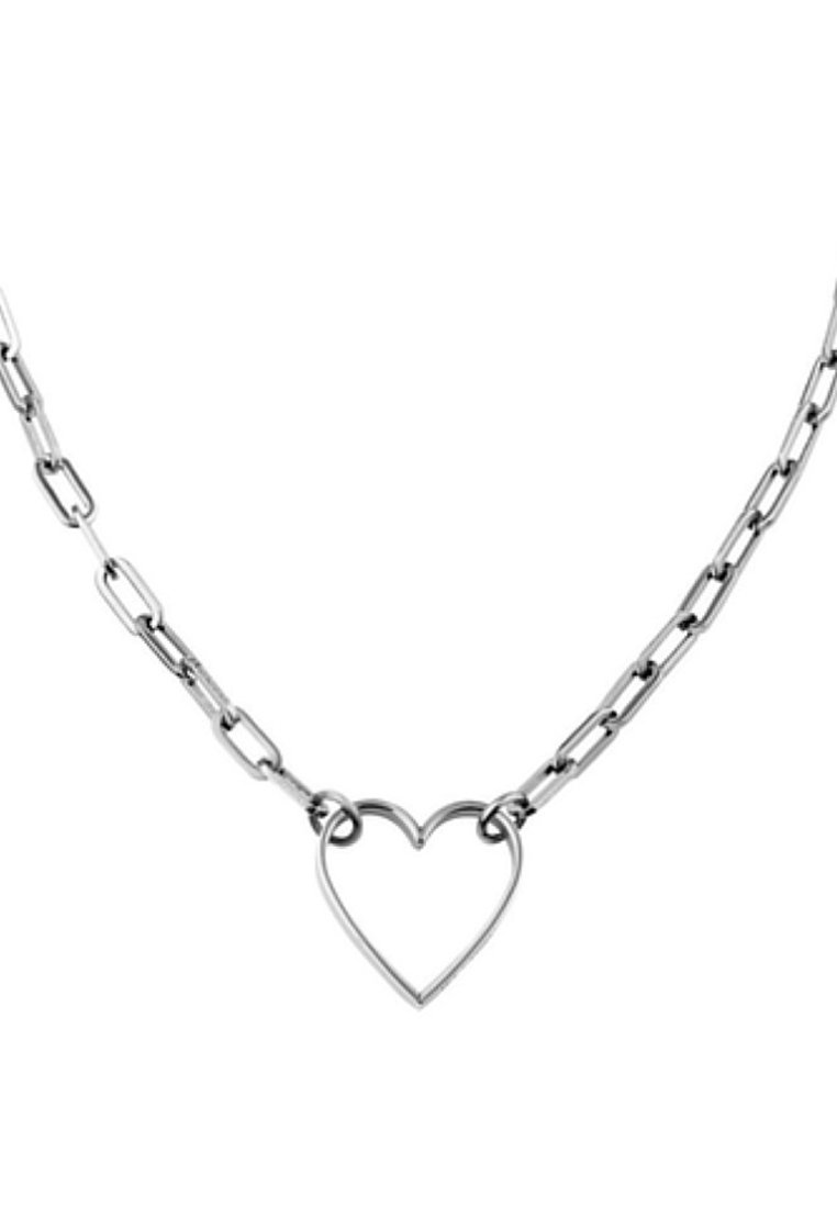 Collana in metallo argento con design a catena intrecciata, caratterizzata da un pendente a cuore vuoto al centro. Finitura liscia, texture lucida.