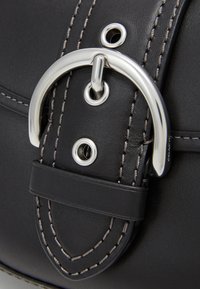 COACH GLOVETANNED SOHO - Handtas - black