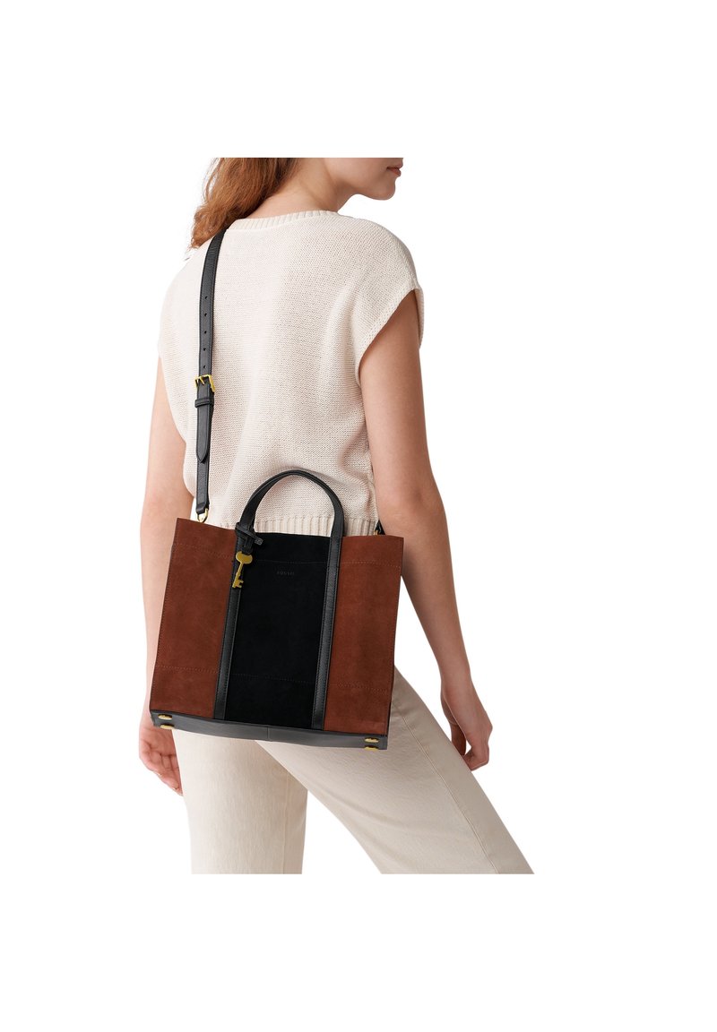 Sac cabas structuré en daim marron et cuir noir, doté de poignées courtes, d'une bandoulière ajustable et d'accessoires dorés.