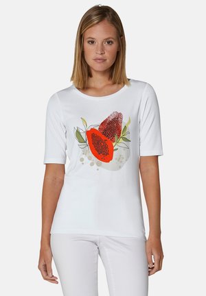 Weißes T-Shirt mit kurzen Ärmeln, das ein buntes Erdbeer-Design mit Blättern auf weichem Stoff zeigt. Einfacher, runder Ausschnitt.