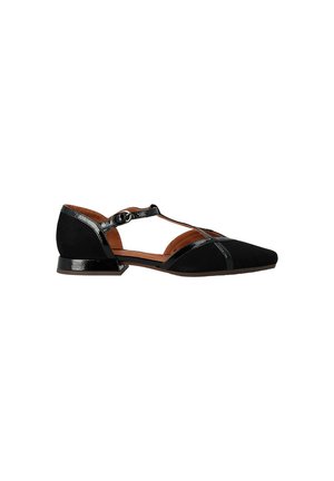 Scarpa da donna nera con tacco basso, punta affilata, cinturino a T e chiusura con fibbia, con un mix di texture opache e lucide.