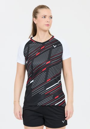 Kortærmet sportstop i sort med røde og hvide diagonale striber; letvægtsstof, V-hals design, parret med sorte shorts.