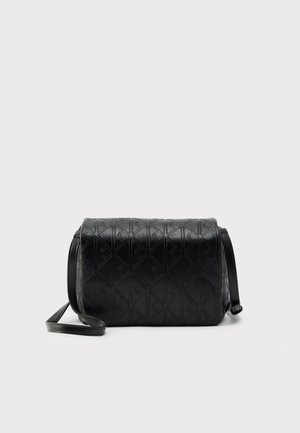 Zwarte leren crossbodytas met een reliëf geometrisch patroon en verstelbare band op een effen lichte achtergrond.