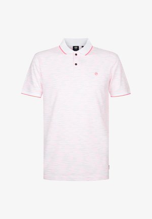 Polo blanc à manches courtes avec fines rayures horizontales roses, deux boutons marron, col et manches bordés de rose, et petit logo rose sur la poitrine.