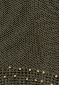 Textile tricot olive avec un motif de tissage lâche et ouvert, orné de petites perles couleur crème sur le bord inférieur.