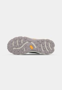 Semelle de chaussure de sport noire avec une semelle extérieure en caoutchouc gris clair. Motifs de traction en forme d'hexagone et détail du logo orange bien visibles.