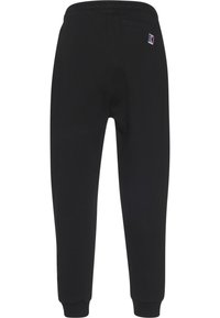 Pantaloni negri conici cu talie și manșete elastice, cu un mic logo roșu și alb pe partea superioară dreaptă.