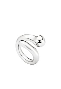 Bague en argent torsadée avec une finition lisse et brillante. Elle présente un détail en forme de boule arrondie à une extrémité et un design ouvert et fluide.