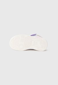 Sapatilha multicolorida com uma sola de borracha branca texturizada, detalhes em roxo e um design superior estampado. Robusta, com fecho de tiras de velcro.