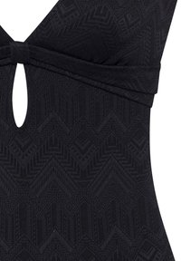 Schwarzes Badeanzug mit einem strukturierten Zickzackmuster, dreieckigem Oberteil mit Schlitzdetail und gerafftem Stoffdesign.