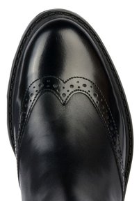 Scarpa in pelle nera con finitura lucida, caratterizzata da un design decorativo a scallop con brogue e piccole perforazioni lungo i bordi.