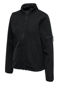 Zwarte softshell jas met een hoge kraag, een ritssluiting aan de voorkant en een zijzak met rits. Bevat subtiele branding langs de rits.