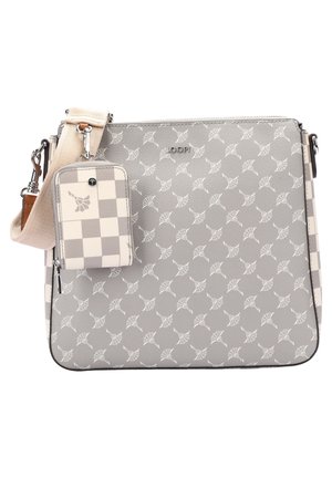 Sac bandoulière gris avec motif floral blanc, petite pochette à carreaux beige attachée, bandoulière réglable beige avec fermoirs en métal.