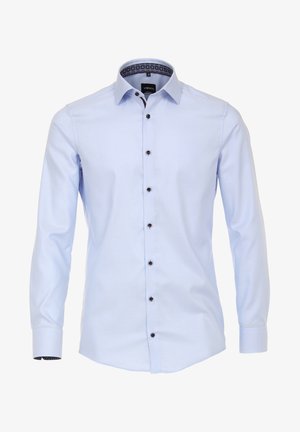 Hellblaues, langärmliges Herrenhemd mit dunklen Knöpfen und einem gemusterten inneren Kragen, auf einem schlichten weißen Hintergrund präsentiert.