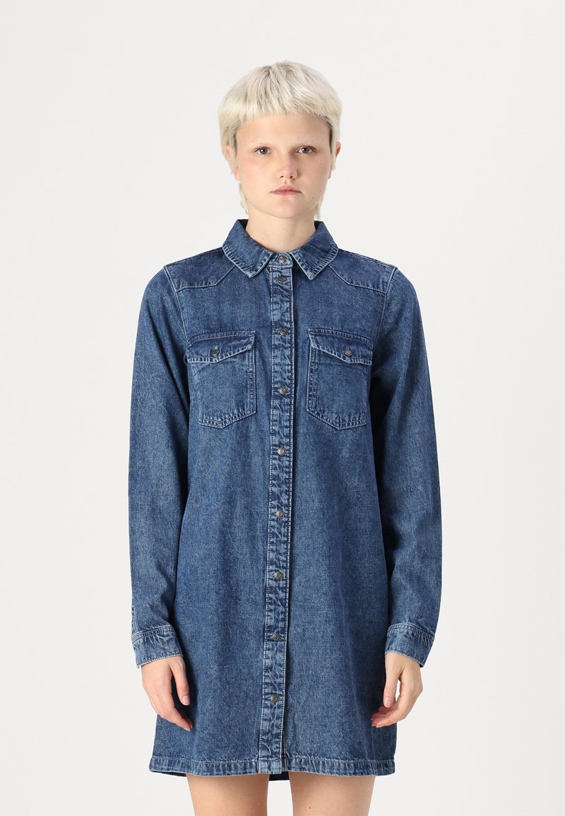 Denim skjortklänning med knappstängning, spetsig krage, långa ärmar och två bröstfickor. I en medelblå tvätt med en klassisk passform.
