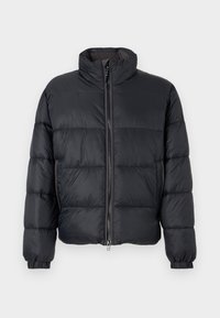 Schwarze Pufferjacke mit hohem Kragen, horizontaler Naht, Frontreißverschluss und elastischen Bündchen. Hergestellt aus leichtem, glattem Material.