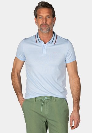 Lichtblauwe poloshirt met een gestreepte kraag in zwart, roze en groen. Korte mouwen en een knoopsluiting. Gemaakt met groene broek.